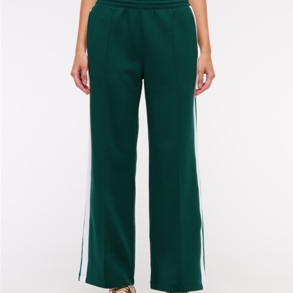 Abercrombie & Fitch Women's YPB neoKNIT Wide Leg Pant - Picture 3 of 4